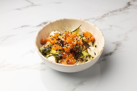 Салат-ролл с лососем