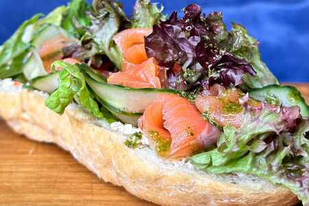 Брускетта с лососем