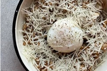 Гречка сытная с грибами, яйцом пашот и выдержанным сыром грюйер