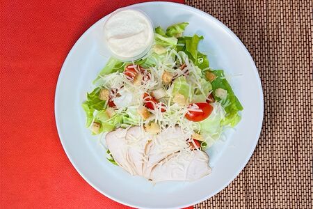 Салат Цезарь с курицей
