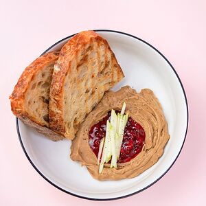 Куриный паштет с брусничным конфитюром и яблоком