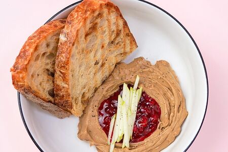 Куриный паштет с брусничным конфитюром и яблоком