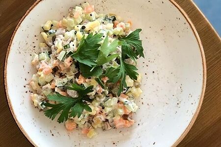 Салат Оливье с копченой грудкой