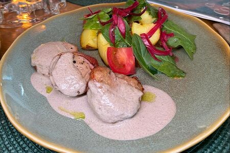 Медальоны из свинины в беконе