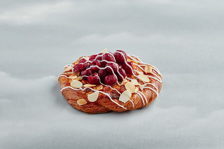 Вензель с вишней