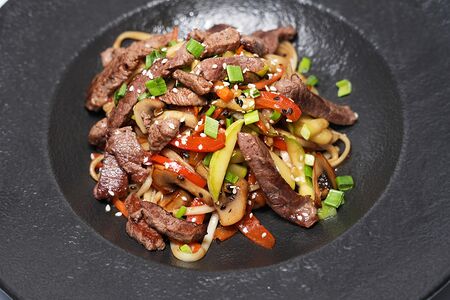 Удон с говядиной в соусе терияки 