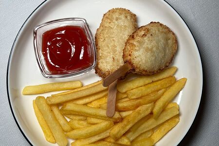 Куриные котлеты Эскимо с картофельным пюре или картофелем фри