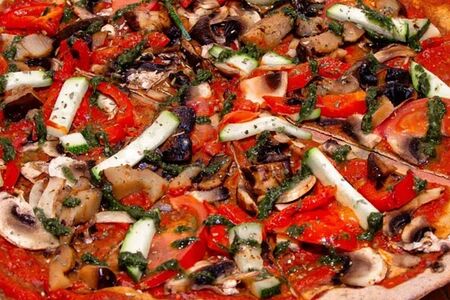 Пицца ржаная с овощами гриль и песто