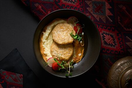 Котлетки из рубленного лосося и судака с картофельным пюре и соусом том ям 