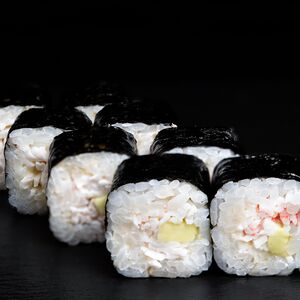 Ролл с крабом и авокадо