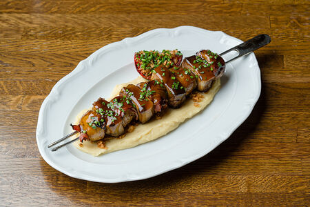 Говяжий язык, запеченый картофель, томат