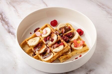 Венские вафли с бананом, малиной и горячим шоколадом