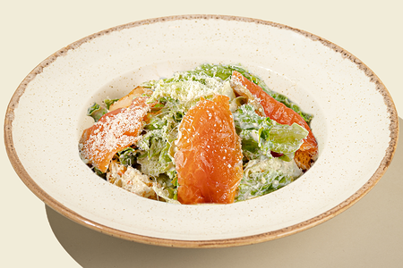 Салат Цезарь с лососем