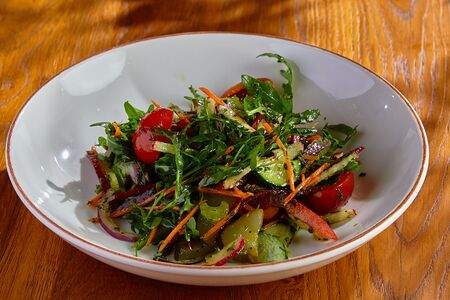 Салат 10 овощей с соусом песто