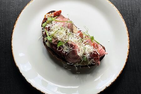 Брускетта с ростбифом