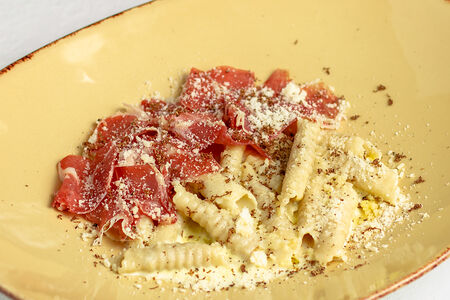 Гарганелли с прошутто в сливочном соусе с черным трюфелем