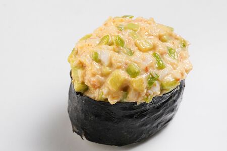 Гункан с замесом из креветки, авокадо и соуса спайси
