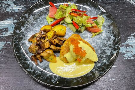 Сочные рыбные котлеты из осетрины и трески с молодым картофелем и огородной зеленью