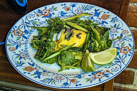 Салат со спаржей и яйцом-пашот