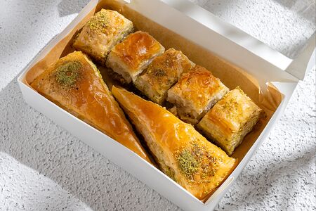 Подарочный набор Сладкий Петербург с ассорти из пахлавы