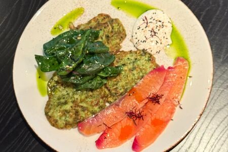 Оладьи из цукини с зеленью, гравлаксом из лосося