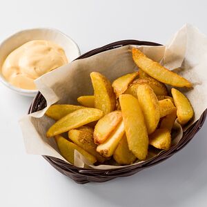 Картофель по-деревенски с сырным соусом