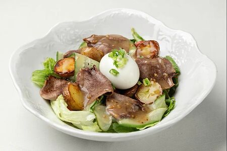 Салат с языком, томатами черри, малосольными огурцами и миксом салата под медово-горчичной заправкой с яйцом
