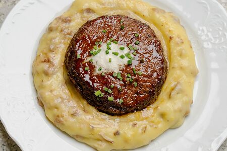 Бифштекс с трюфельным пюре и сливочным хреном