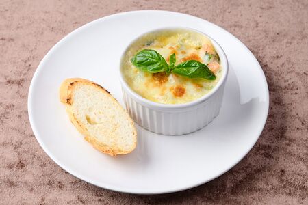 Жюльен с лососем и шпинатом