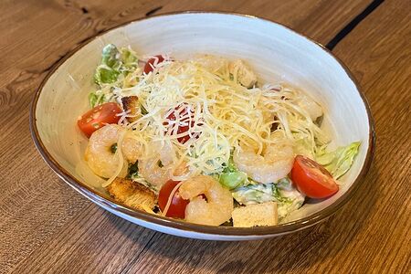 Салат Цезарь с креветками