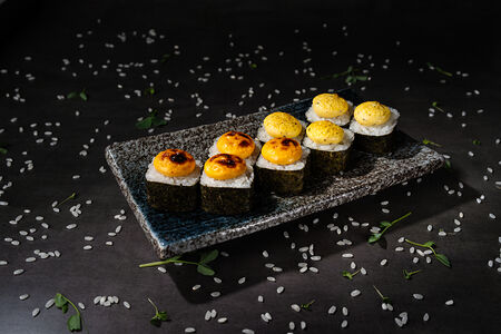 Гриль-ролл с тунцом и тигровой креветкой