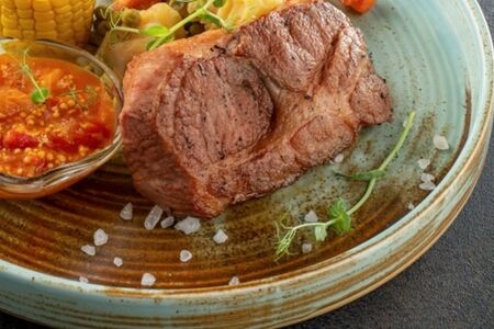 Свиной стейк-гриль с жареными овощами