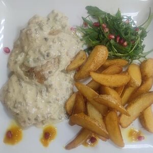 Стейк из индейки под сливочно-грибным соусом с картофельными дольками