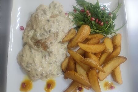 Стейк из индейки под сливочно-грибным соусом с картофельными дольками