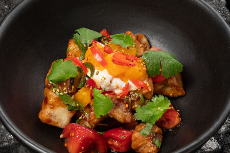 Салат с баклажаном, страчателлой и манго