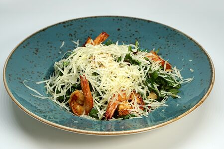 Салат Цезарь с креветками