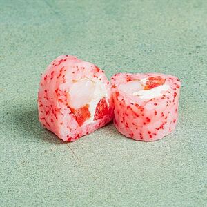 Ролл с креветкой и тобико в рисовой бумаге