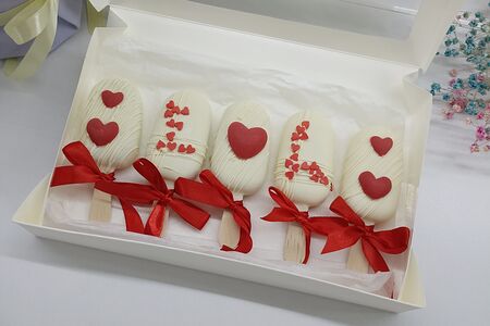 Чизкейки-эскимо Ассорти в белом шоколаде с сердечками