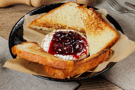 Запечённый камамбер с вишнёвым конфи