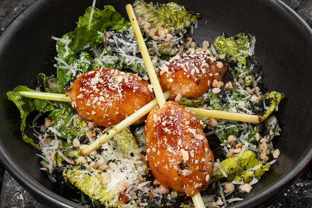 Чёрный Цезарь с кебабом из морепродуктов