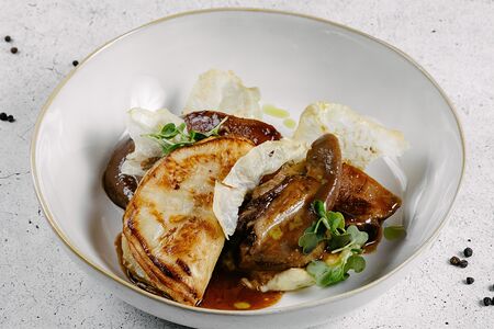 Язычки ягнёнка с гратеном из сельдерея и мясным соусом