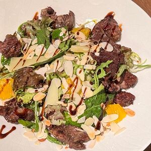 Теплый салат с куриной печенью