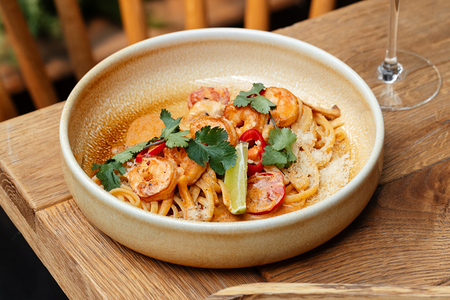 Паста с креветками в соусе том ям