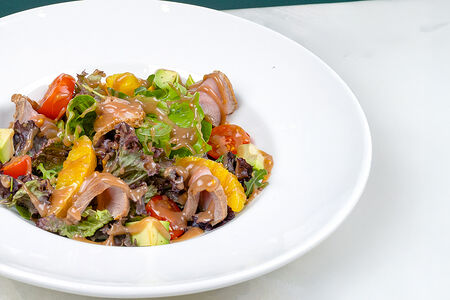 Салат с утиным филе и апельсином в имбирно-медовом соусе