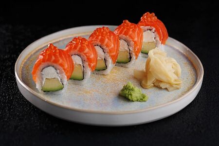 Классический ролл с лососем