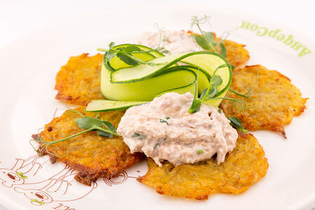 Драники с тунцом и сливочным сыром