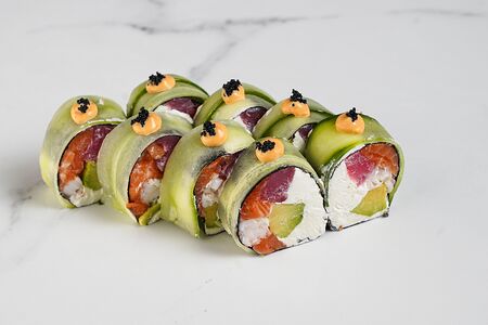 Фреш ролл без риса с чёрной икрой тобико