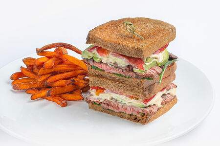 Сэндвич с ростбифом и бататом фри