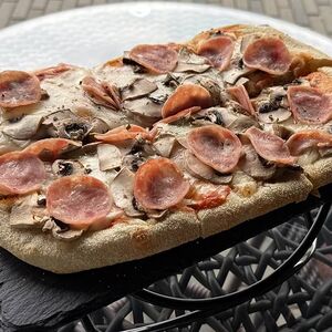 Римская пицца с ветчиной и грибами