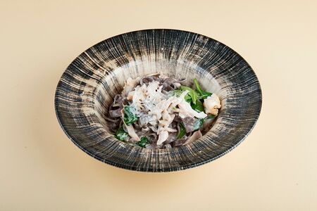 Черная паста с креветками и кальмаром в сливочном соусе